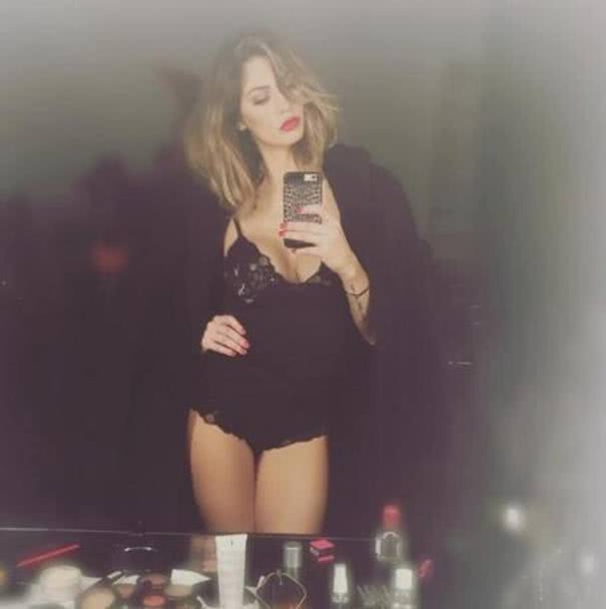 FOTO Melissa și shoppingul  de 100.000€ pe săptămână » Pe cât de frumoasă, pe atât de neîndurătoare: critici dure la adresa unui fotbalist