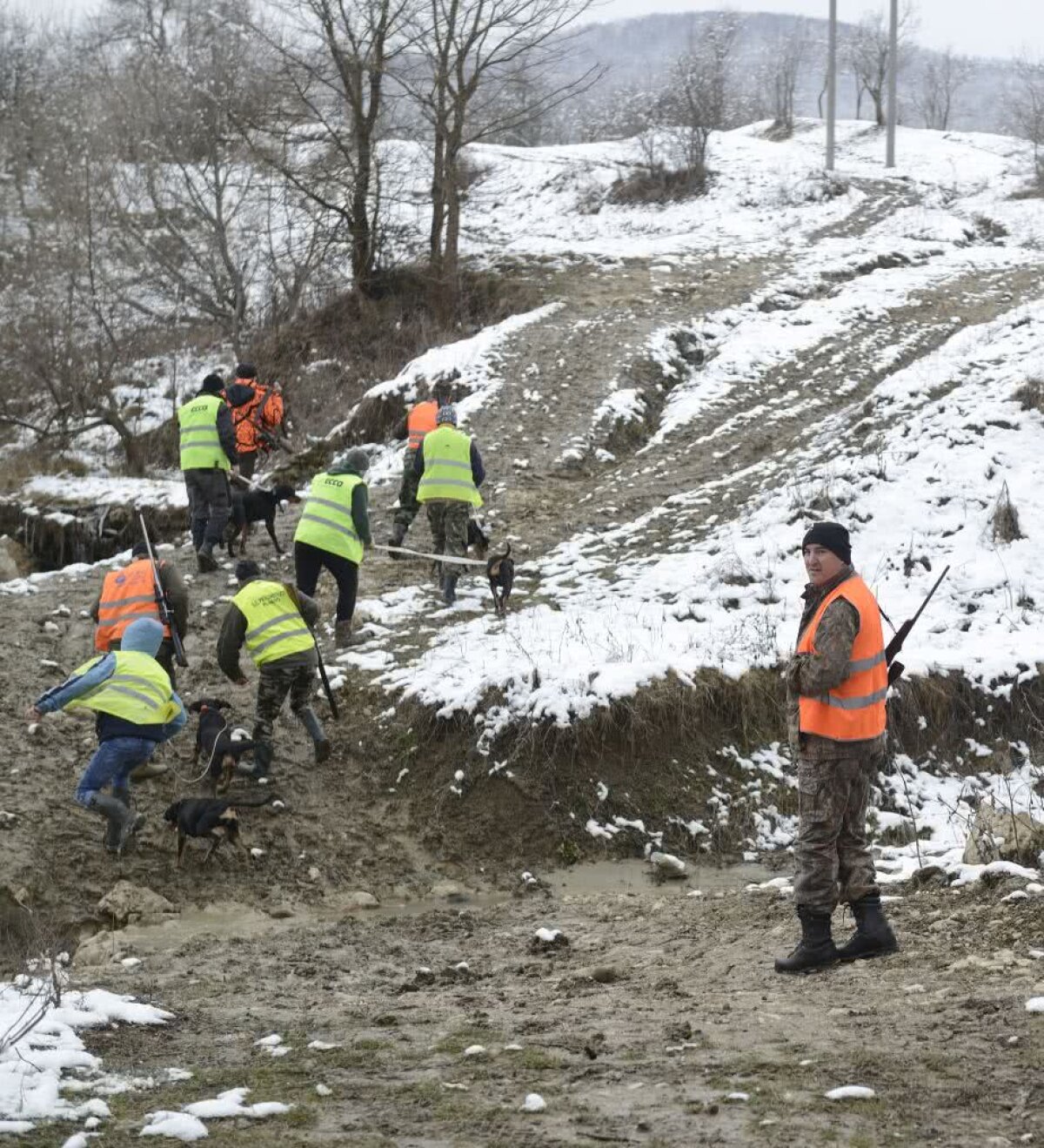 FOTO Vivi Ochi-de-Șoim » Momente inedite trăite pe munte de Răchită: "Am înotat în multe ocazii prin zăpadă de un metru ca să ajungem la standurile de tragere!"