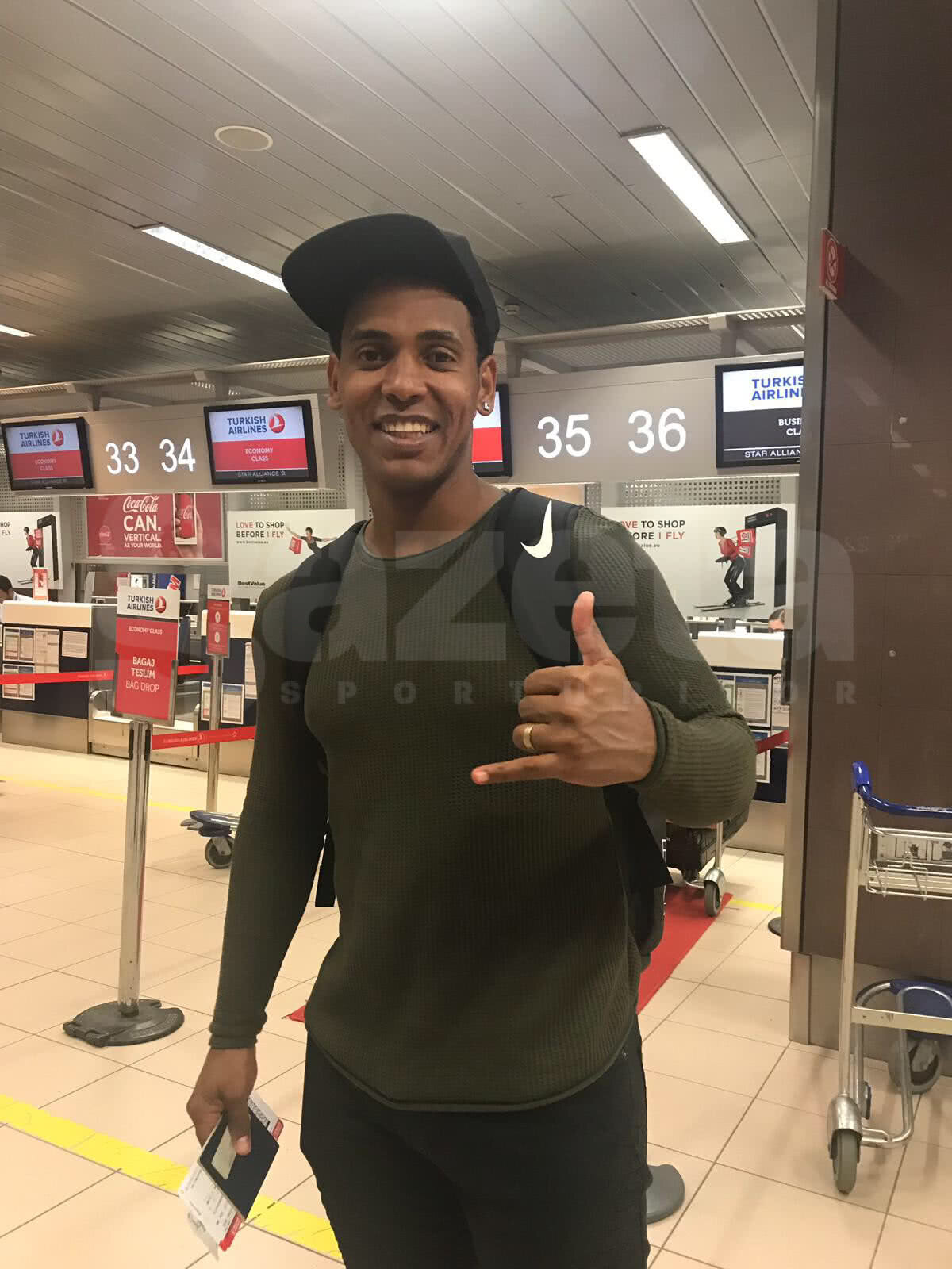 FOTO EXCLUSIV Eric a plecat să negocieze cu noua echipă: toate detaliile contractului și cât va primi Hagi! Imagini de pe aeroport cu fotbalistul brazilian