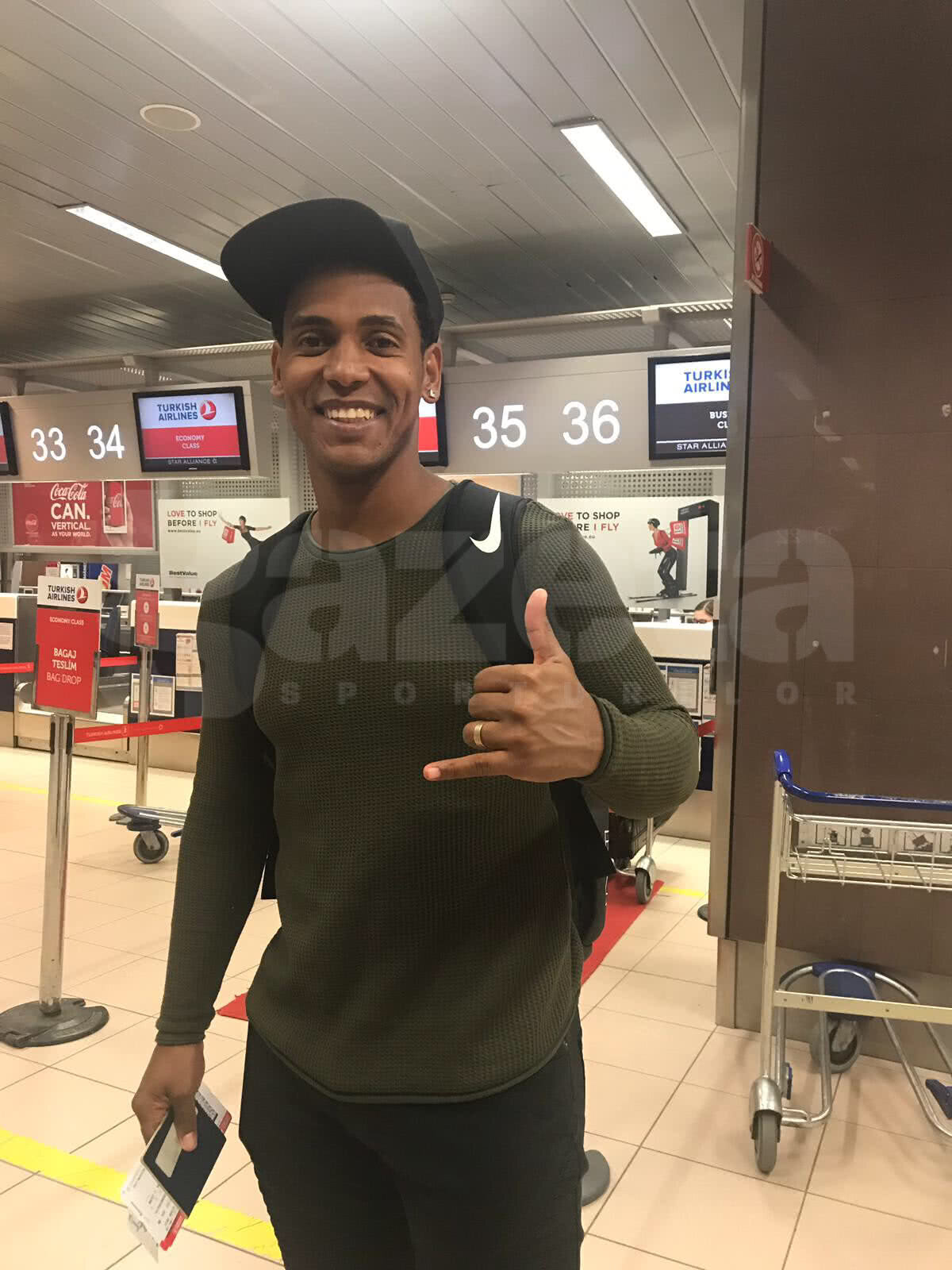 FOTO EXCLUSIV Eric a plecat să negocieze cu noua echipă: toate detaliile contractului și cât va primi Hagi! Imagini de pe aeroport cu fotbalistul brazilian