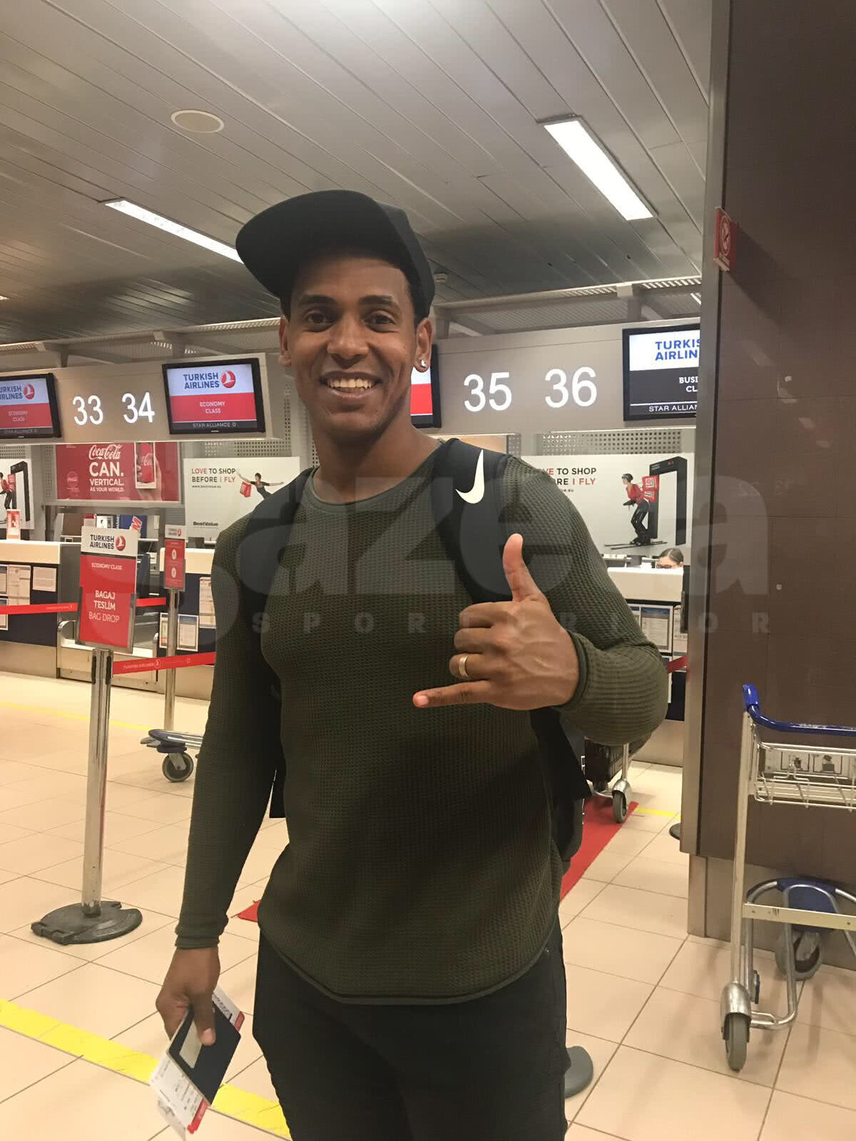 FOTO EXCLUSIV Eric a plecat să negocieze cu noua echipă: toate detaliile contractului și cât va primi Hagi! Imagini de pe aeroport cu fotbalistul brazilian