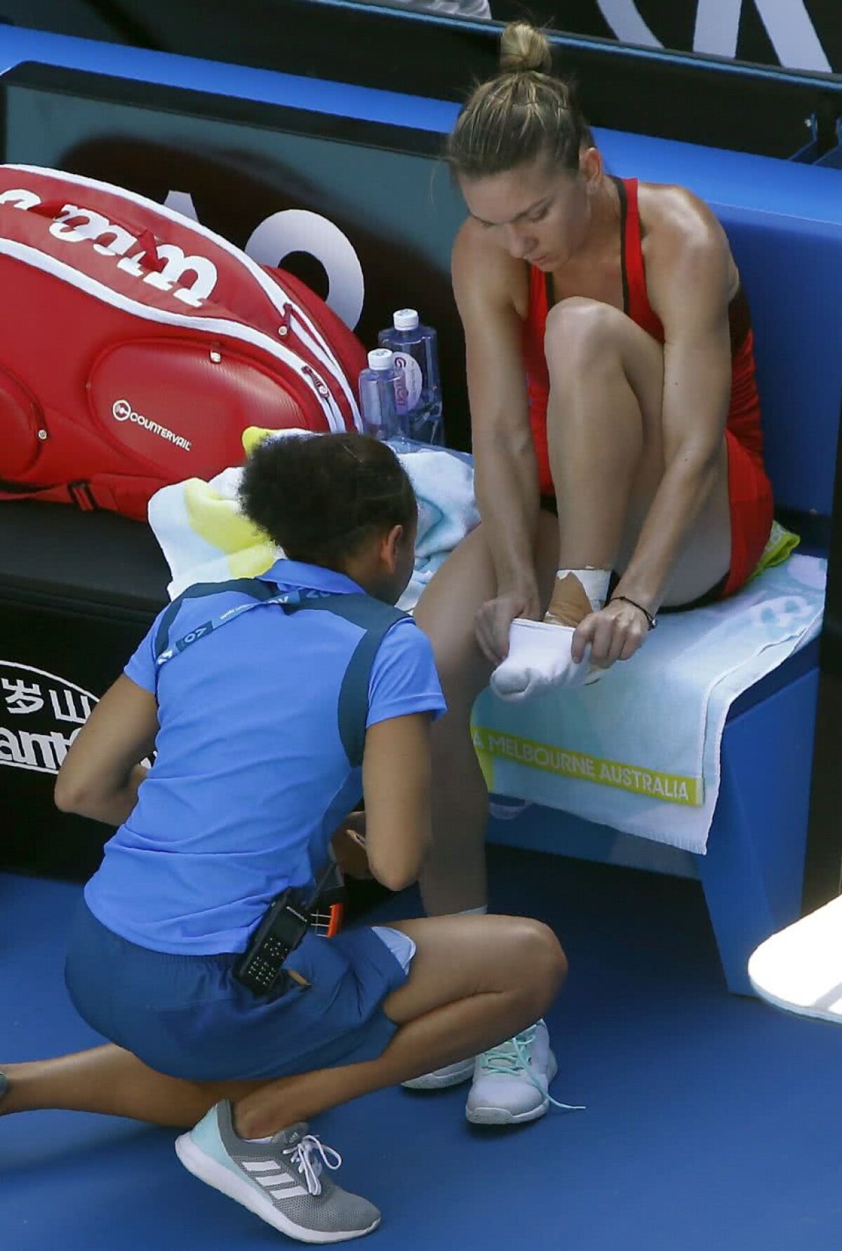 AUSTRALIAN OPEN: Simona Halep s-a calificat în turul II după mari emoții în setul 1 și probleme la gleznă în cel de-al doilea » Își cunoaște următoarea adversară