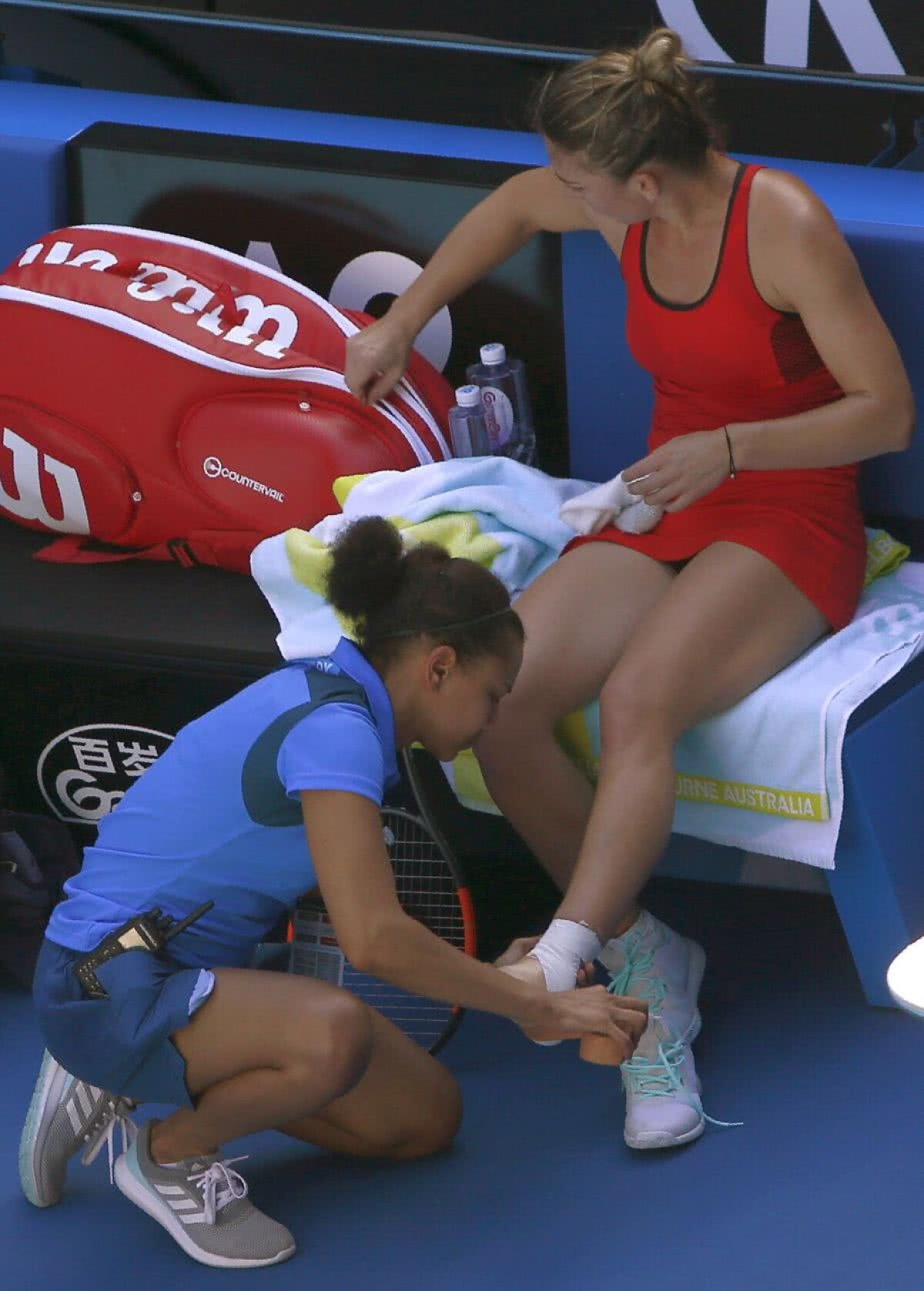 GALERIE FOTO + VIDEO Imaginile durerii » Momentul care putea să încheie prematur aventura Simonei Halep la Australian Open