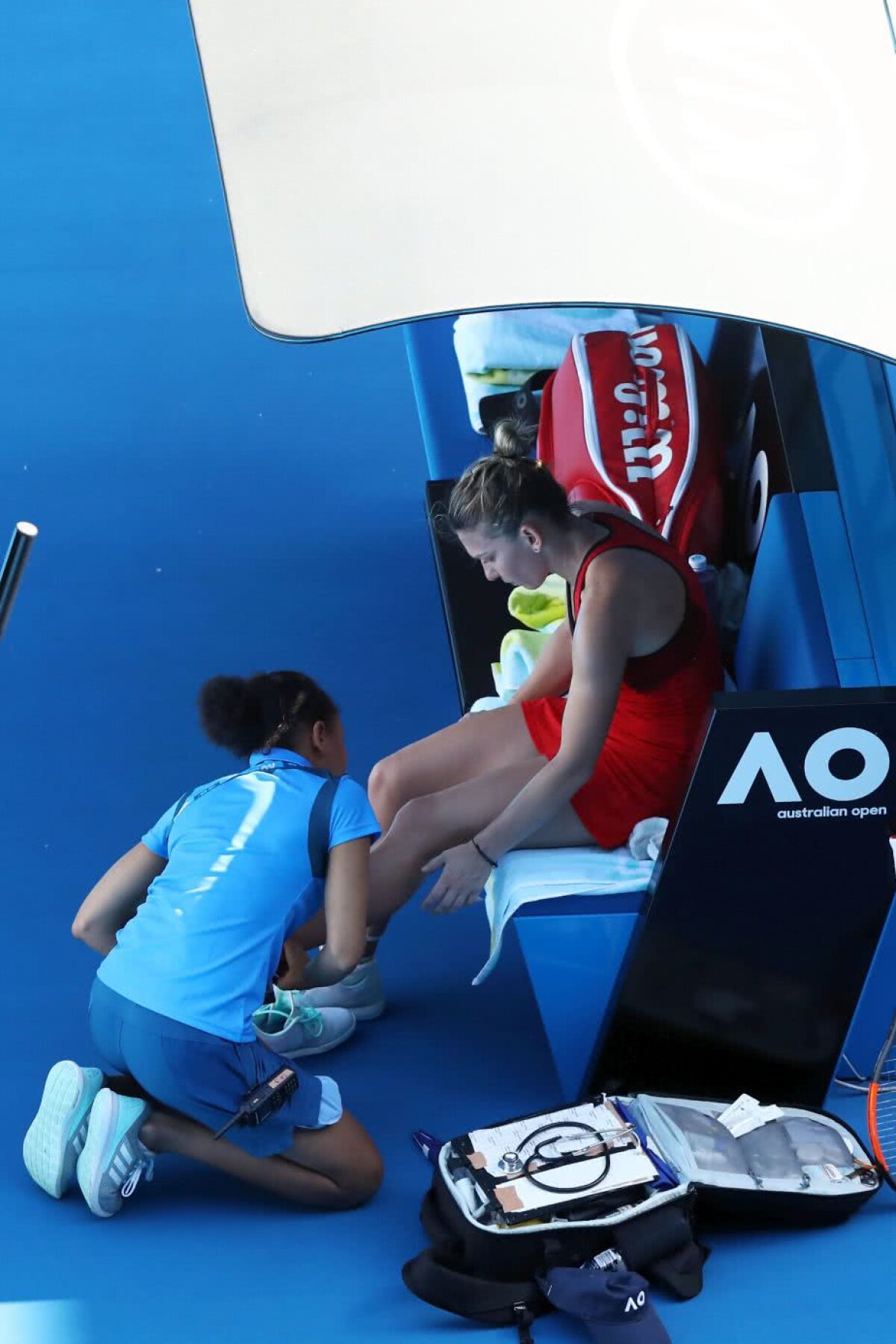GALERIE FOTO + VIDEO Imaginile durerii » Momentul care putea să încheie prematur aventura Simonei Halep la Australian Open