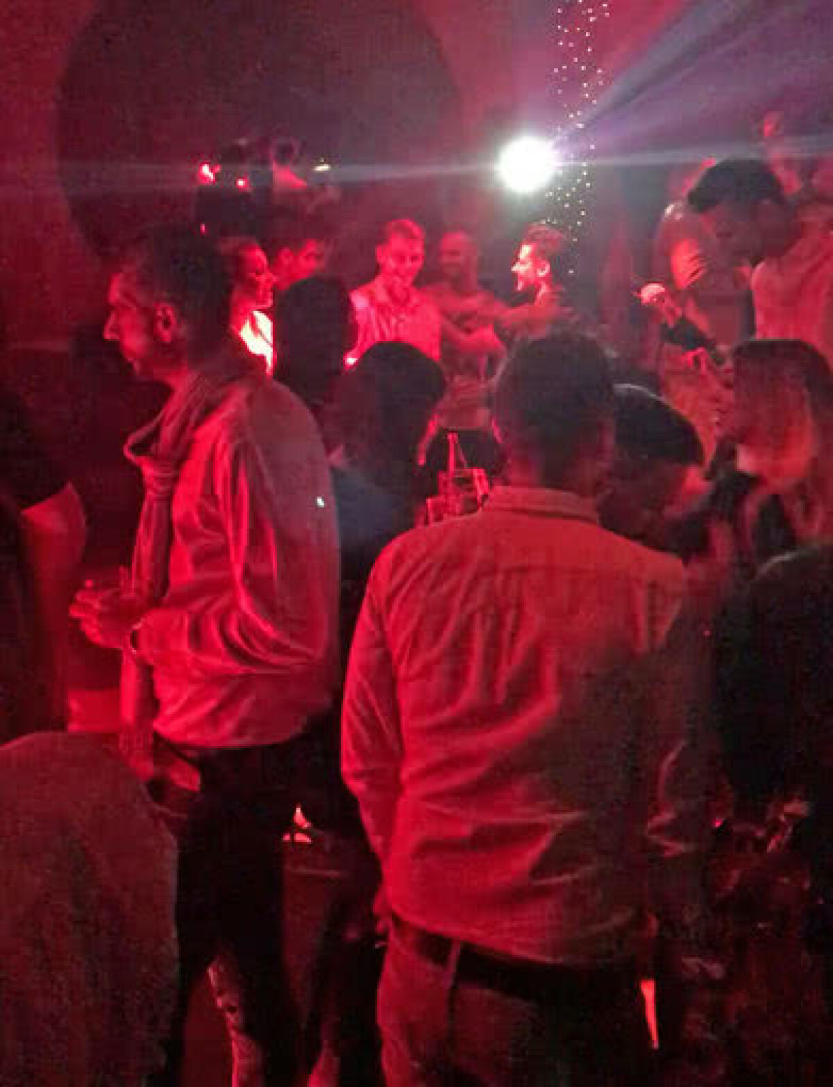 VIDEO + FOTO Petrecere în club pentru dinamoviști până la 4:30 dimineața » Paparazzi au prins în fapt 6 jucători ai lui Miriuță + un fost stelist! 