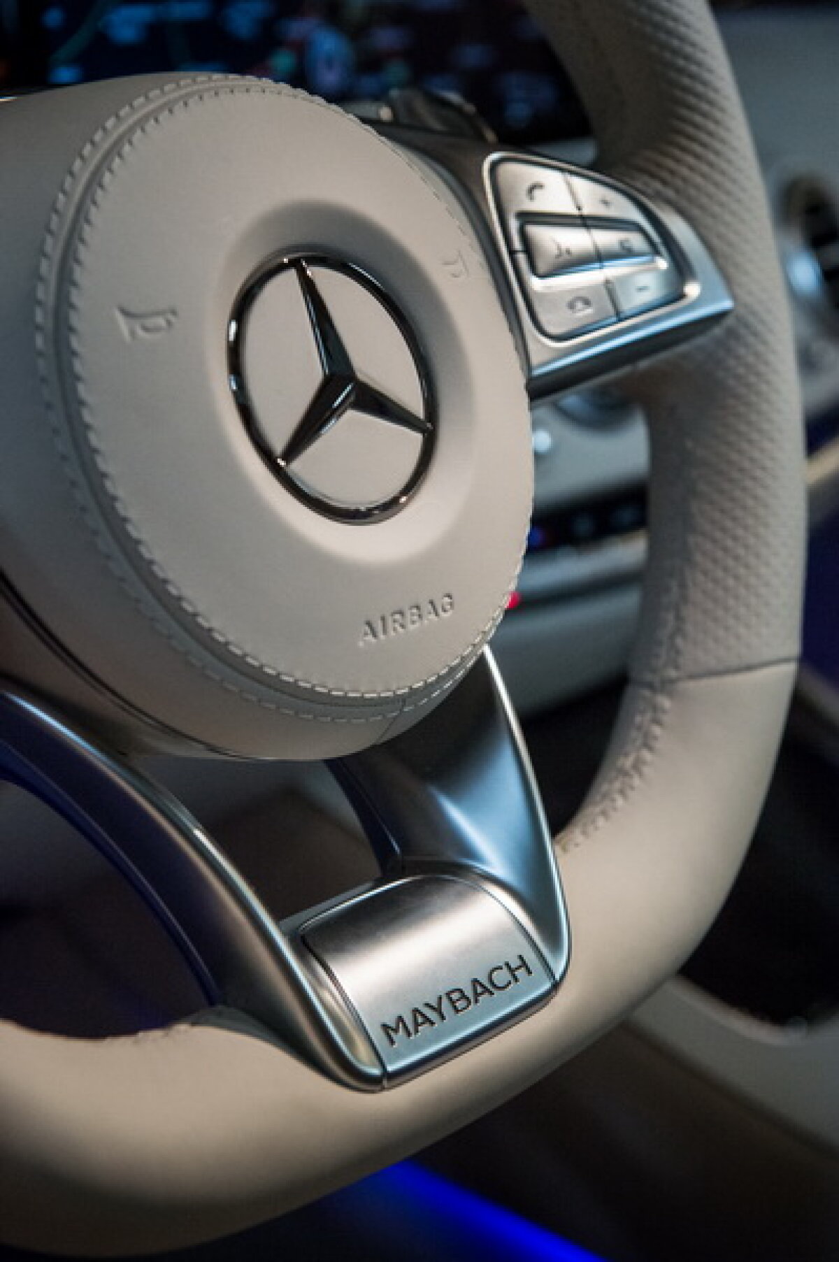 GALERIE FOTO Pe ce mașină de lux a pus mâna cel mai bogat român » Ion Țiriac își întregește colecția cu un Mercedes-Maybach S 650 Cabriolet