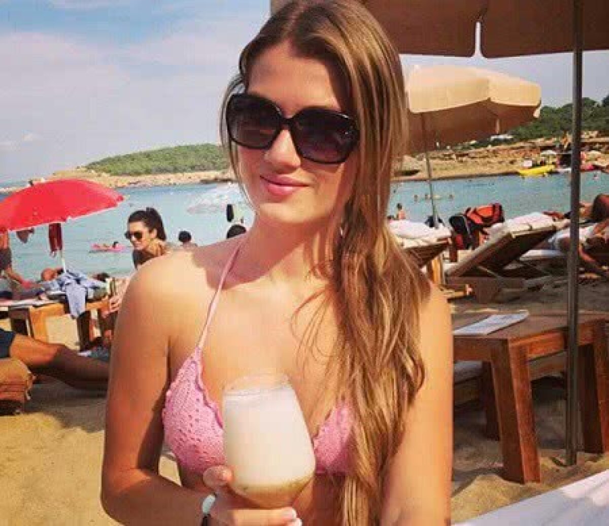 FOTO O fată sexy și cu talent! ;) I-a bătut la poker pe Ronaldo și Neymar