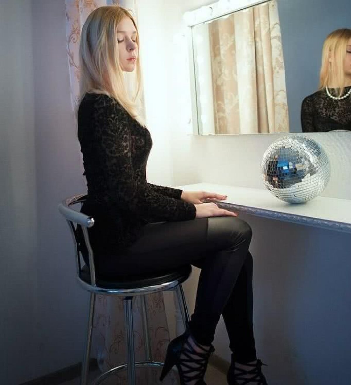 FOTO Gelozia, boală grea: nevasta unui ex-fotbalist de la Arsenal a amenințat un fotomodel că îi taie degetele dacă se mai apropie de soțul ei!