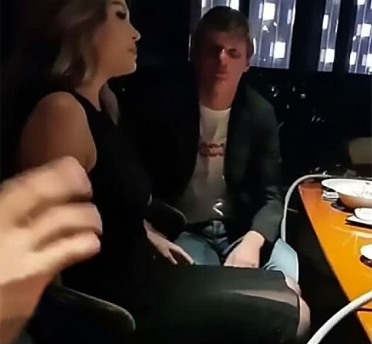 FOTO Gelozia, boală grea: nevasta unui ex-fotbalist de la Arsenal a amenințat un fotomodel că îi taie degetele dacă se mai apropie de soțul ei!