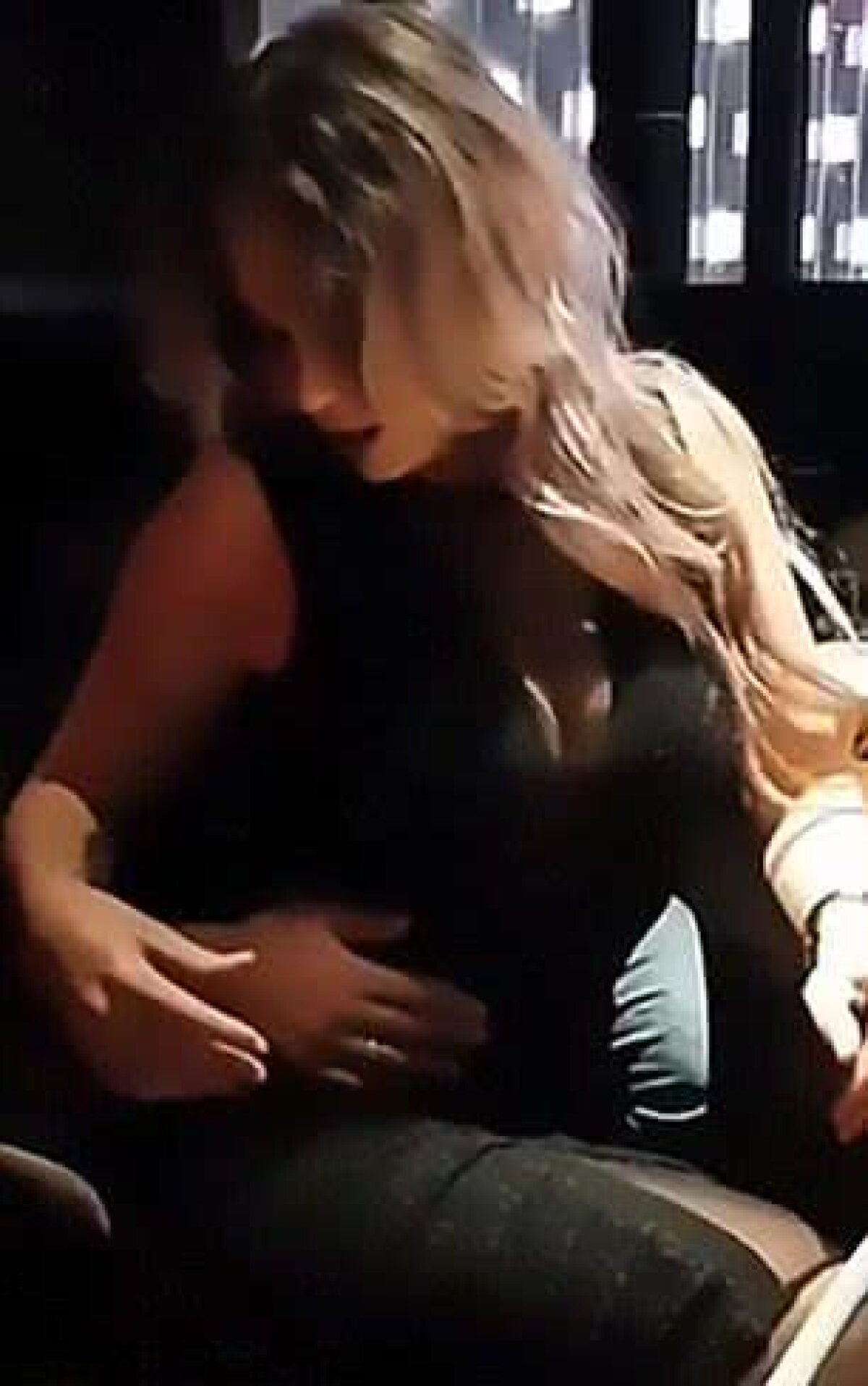 FOTO Gelozia, boală grea: nevasta unui ex-fotbalist de la Arsenal a amenințat un fotomodel că îi taie degetele dacă se mai apropie de soțul ei!