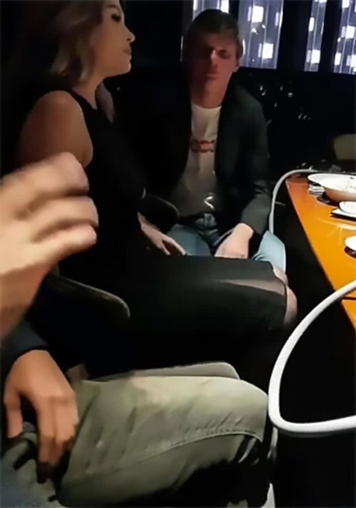 FOTO Gelozia, boală grea: nevasta unui ex-fotbalist de la Arsenal a amenințat un fotomodel că îi taie degetele dacă se mai apropie de soțul ei!