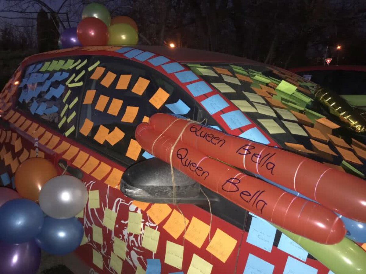 FOTO Imaginea zilei: "Bellissima, nu ne lăsa!" » Fanii au acoperit cu mesaje mașina Isabellei Gullden