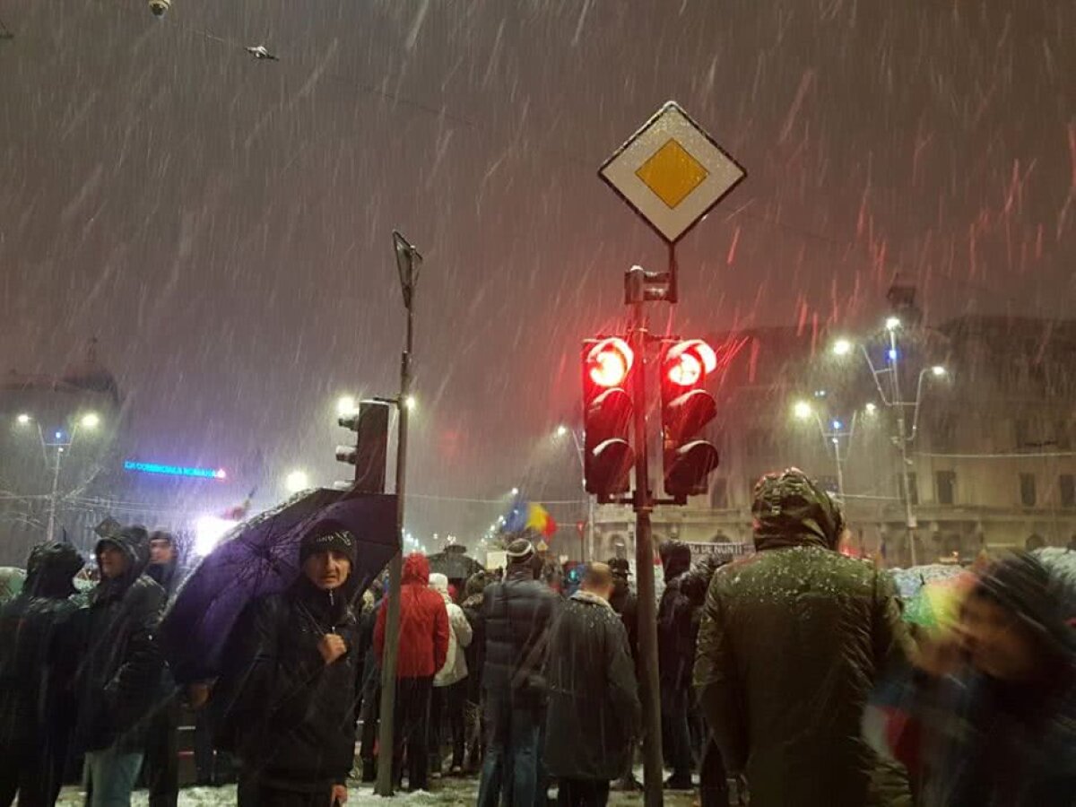 VIDEO+FOTO Proteste de amploare în țară » Estimări la ora 19:30: peste 50.000 de oameni pe străzi în Capitală și în marile orașe