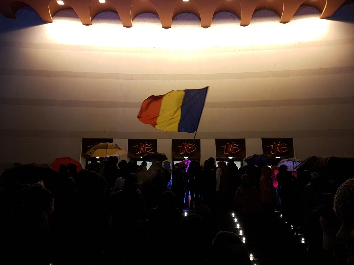 VIDEO+FOTO Proteste de amploare în țară » Estimări la ora 19:30: peste 50.000 de oameni pe străzi în Capitală și în marile orașe