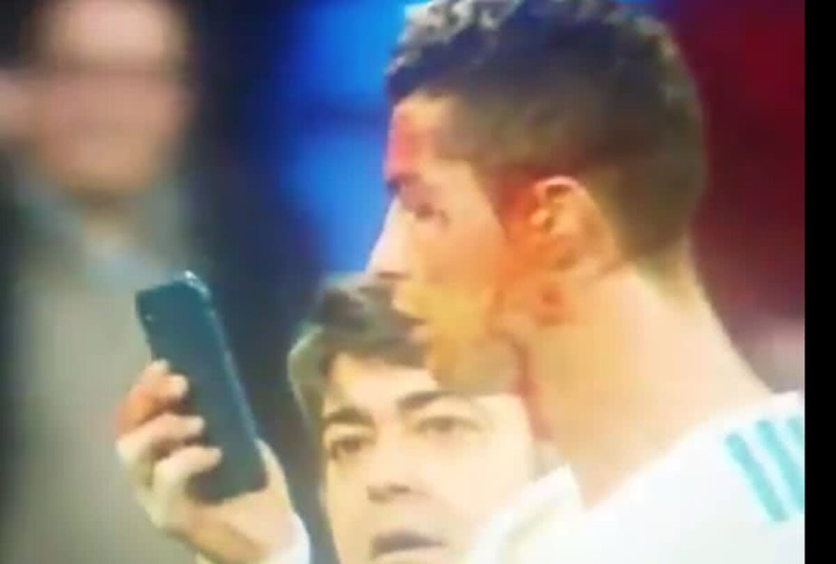 VIDEO+FOTO » Selfie plin de sânge în Real Madrid-Deportivo! Imagini horror cu Cristiano Ronaldo, care a cerut un telefon să vadă unde e tăiat la față