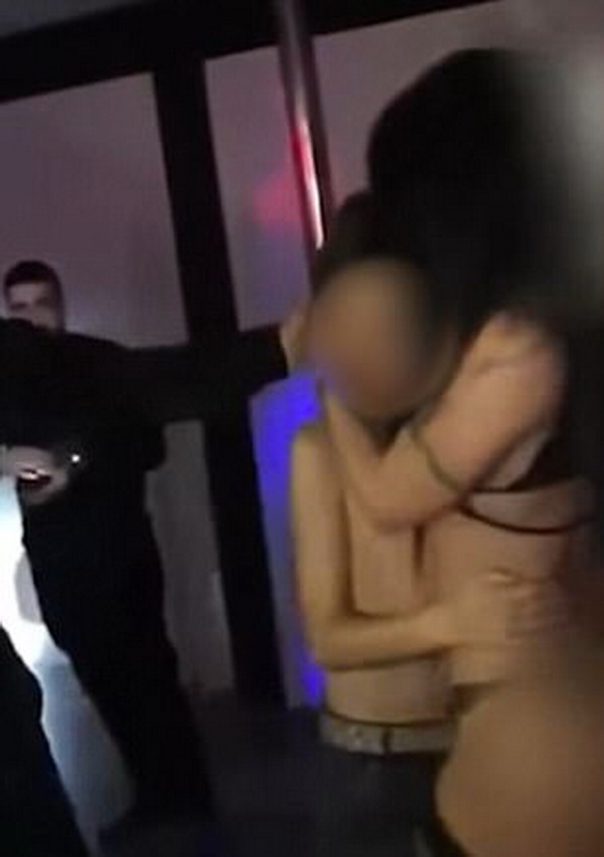 VIDEO Imagini scandaloase! Stripperițe aduse la aniversarea unui copil de 13 ani, chiar de tatăl său