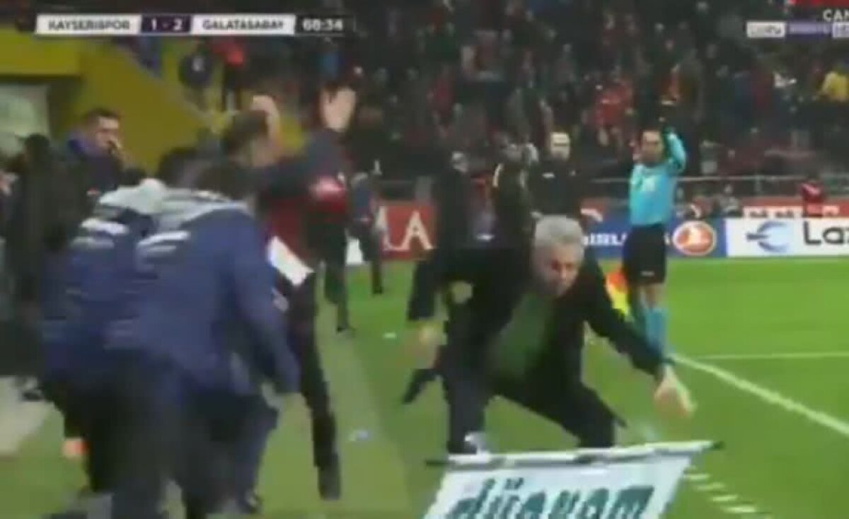 VIDEO + FOTO Moment amuzant cu Șumudică la meciul cu Galatasaray » Cei doi care l-au scos din sărite pe tehnician