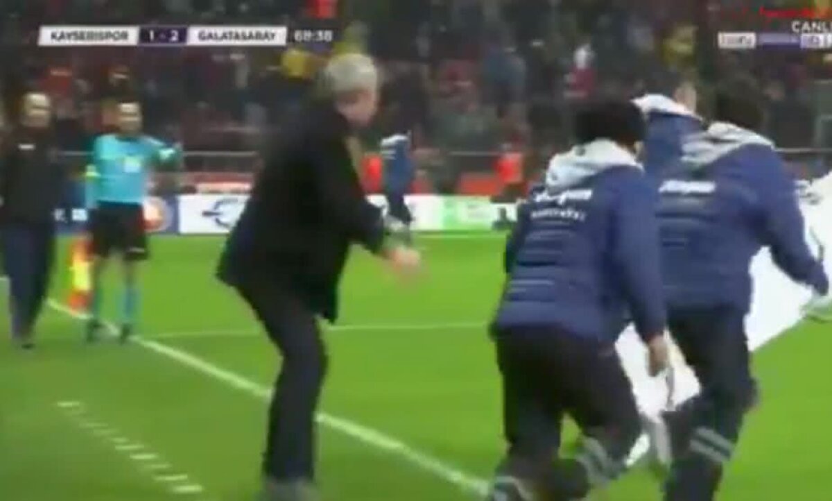 VIDEO + FOTO Moment amuzant cu Șumudică la meciul cu Galatasaray » Cei doi care l-au scos din sărite pe tehnician
