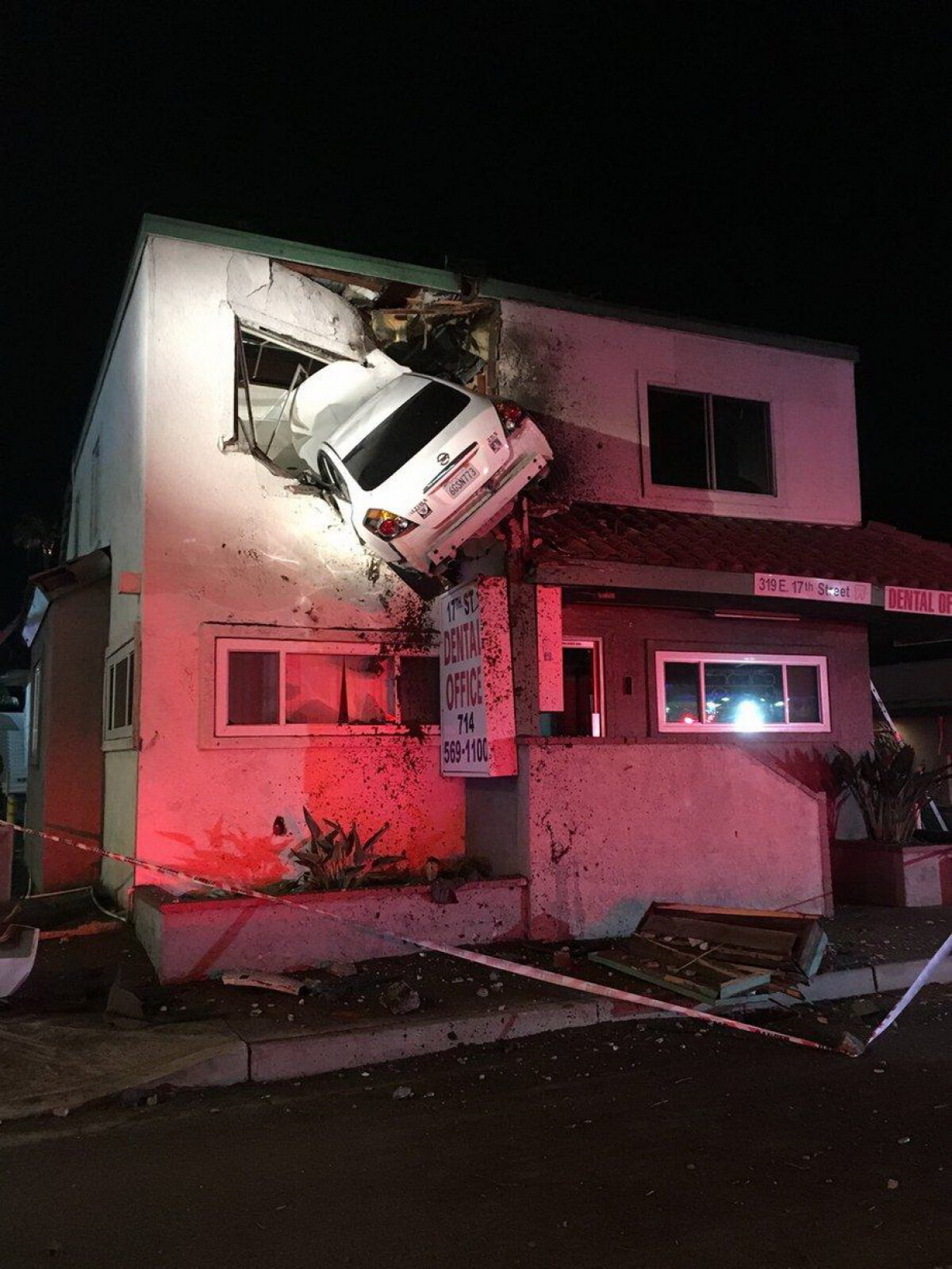 FOTO Cel mai spectaculos accident al momentului: mașina a ajuns într-un zid, la etaj!