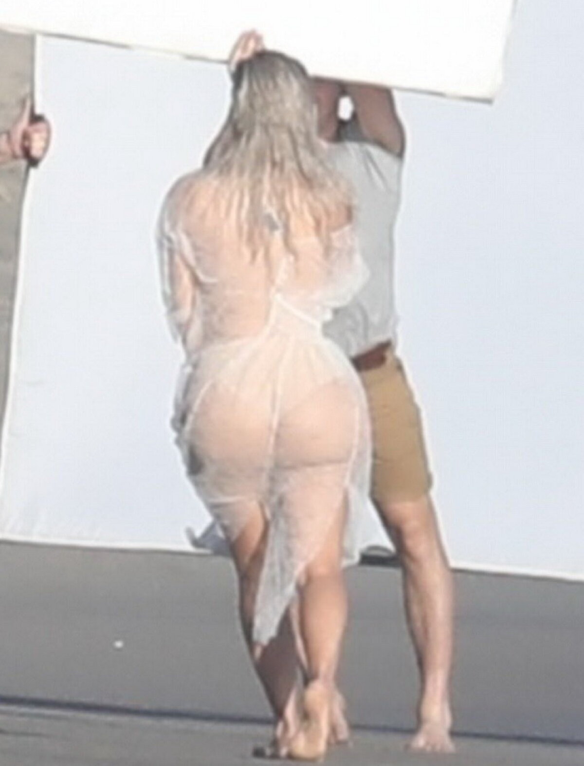FOTO Kim Kardashian, cu sânii goi pe plaja din Malibu