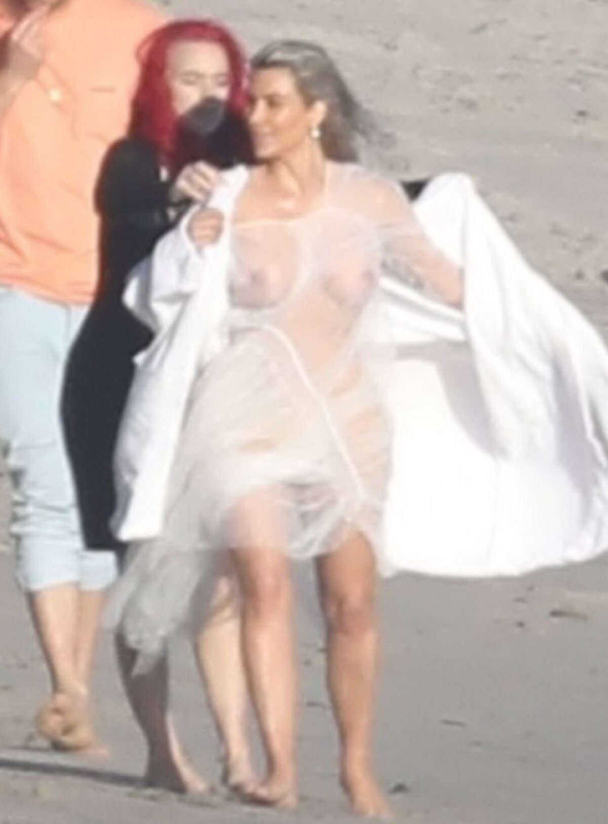 FOTO Kim Kardashian, cu sânii goi pe plaja din Malibu