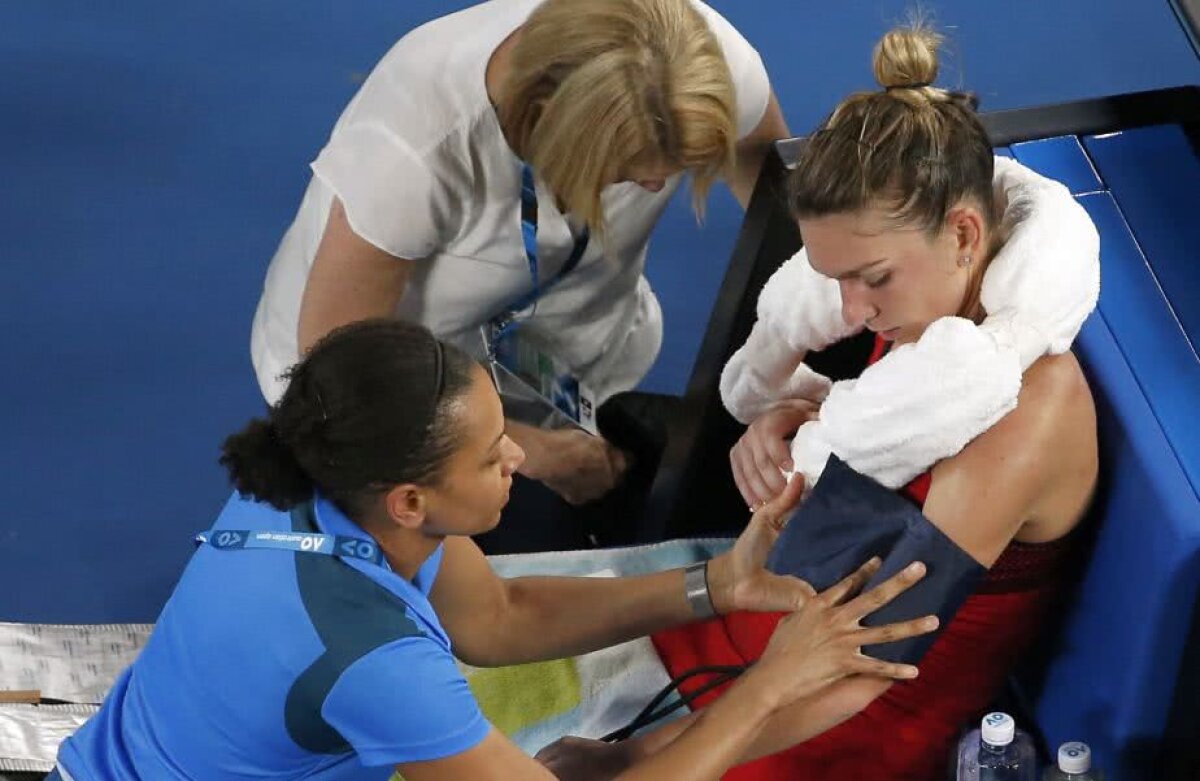 SIMONA HALEP - CAROLINE WOZNIACKI // FOTO Probleme pentru Simona Halep în setul doi al finalei cu Wozniacki: fizioterapeutul i-a luat tensiunea