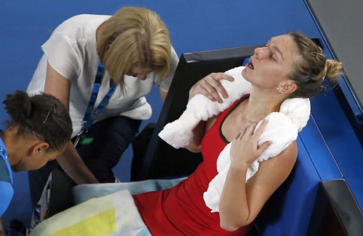 SIMONA HALEP - CAROLINE WOZNIACKI // FOTO Probleme pentru Simona Halep în setul doi al finalei cu Wozniacki: fizioterapeutul i-a luat tensiunea