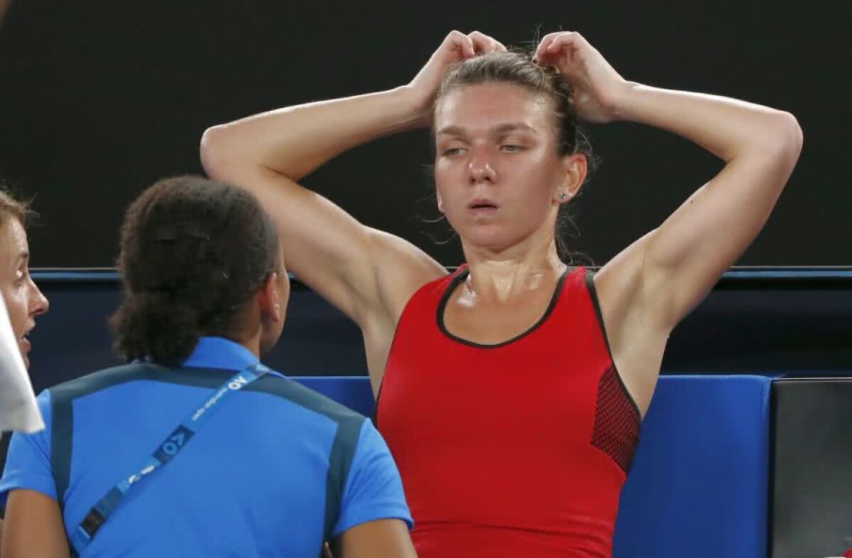 SIMONA HALEP - CAROLINE WOZNIACKI // FOTO Probleme pentru Simona Halep în setul doi al finalei cu Wozniacki: fizioterapeutul i-a luat tensiunea