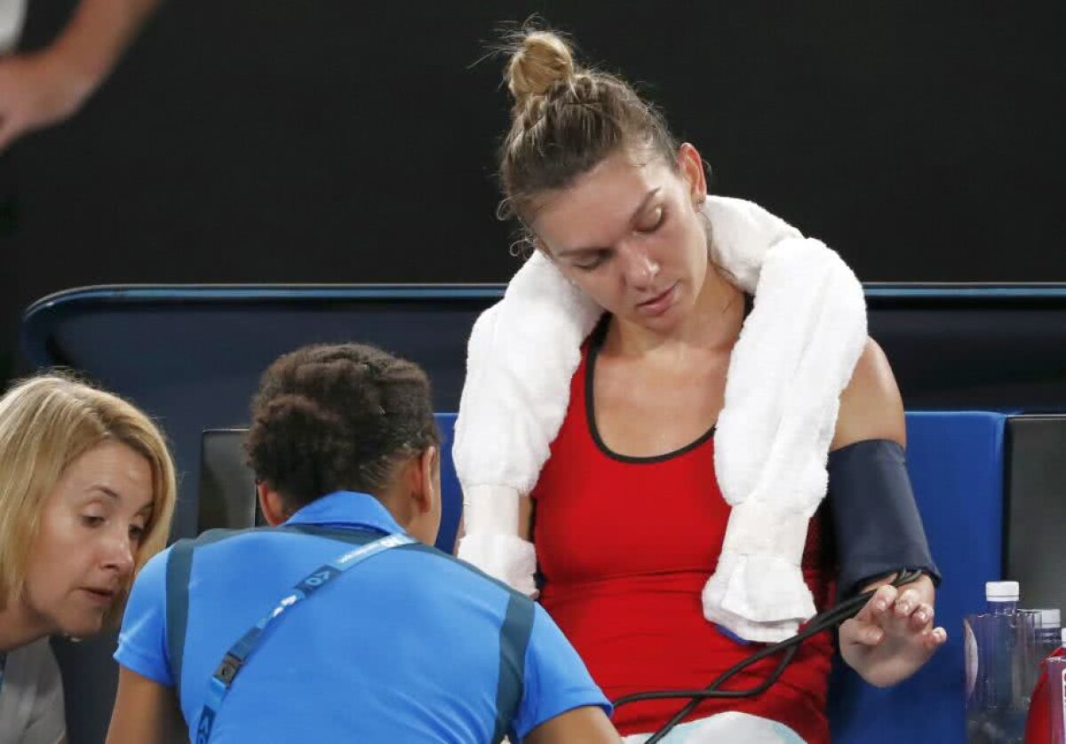 SIMONA HALEP - CAROLINE WOZNIACKI // FOTO Probleme pentru Simona Halep în setul doi al finalei cu Wozniacki: fizioterapeutul i-a luat tensiunea