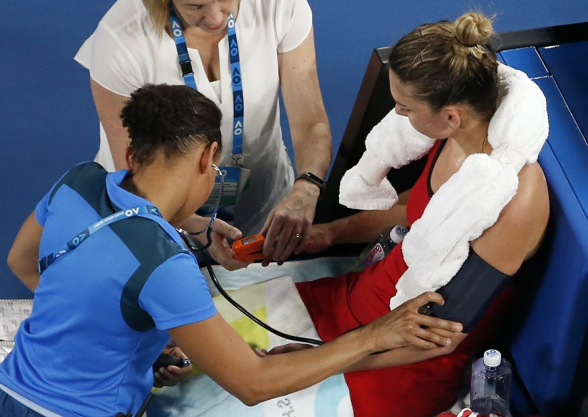 SIMONA HALEP - CAROLINE WOZNIACKI // FOTO Probleme pentru Simona Halep în setul doi al finalei cu Wozniacki: fizioterapeutul i-a luat tensiunea