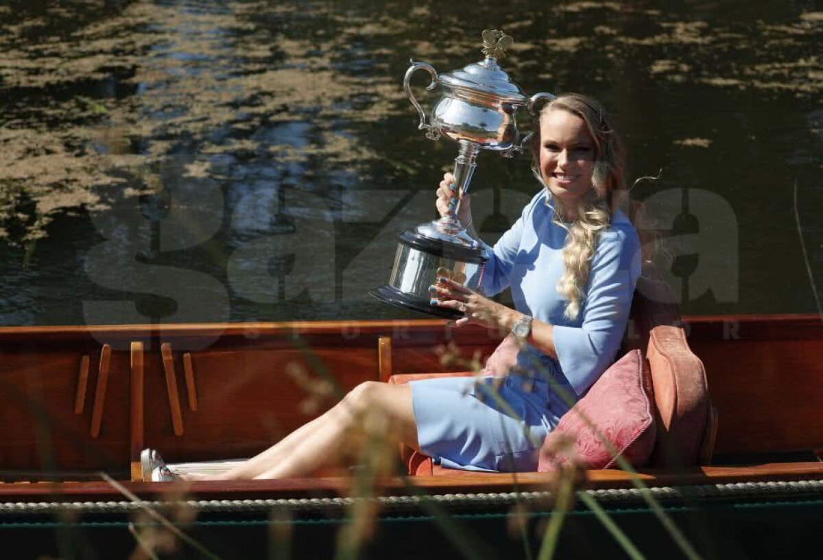 GALERIE FOTO Aici putea fi Simona Halep :( Ședință foto de excepție cu Caroline Wozniacki și trofeul de la Australian Open