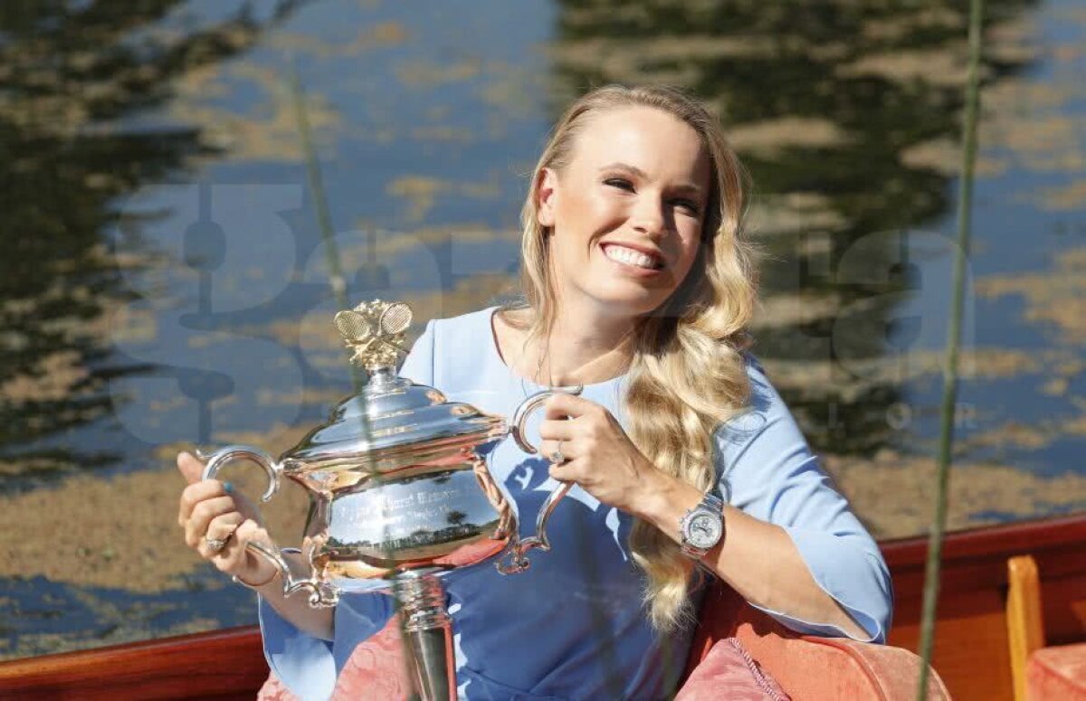 GALERIE FOTO Aici putea fi Simona Halep :( Ședință foto de excepție cu Caroline Wozniacki și trofeul de la Australian Open
