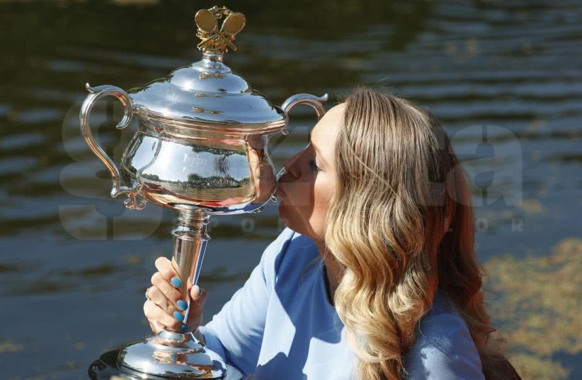 GALERIE FOTO Aici putea fi Simona Halep :( Ședință foto de excepție cu Caroline Wozniacki și trofeul de la Australian Open