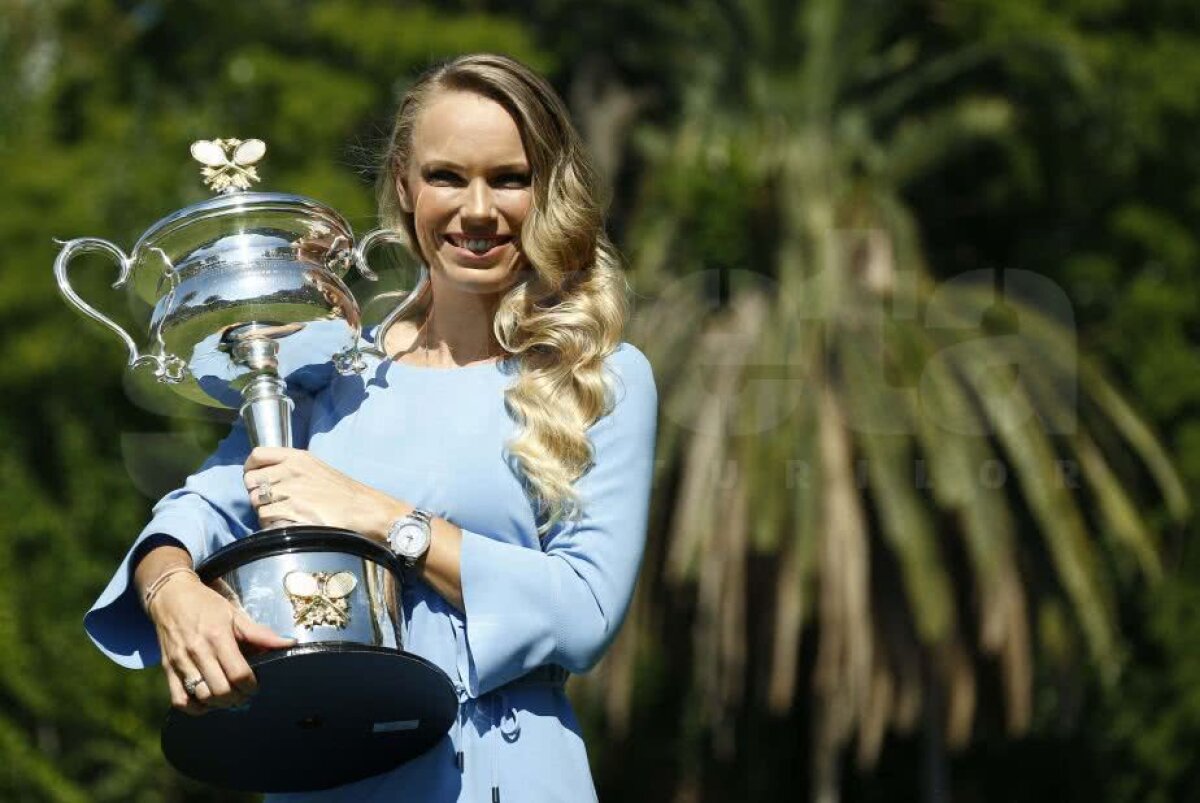 GALERIE FOTO Aici putea fi Simona Halep :( Ședință foto de excepție cu Caroline Wozniacki și trofeul de la Australian Open