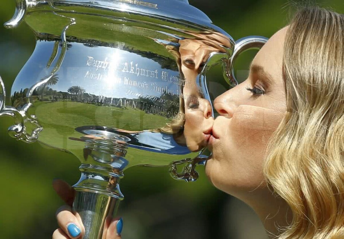 GALERIE FOTO Aici putea fi Simona Halep :( Ședință foto de excepție cu Caroline Wozniacki și trofeul de la Australian Open