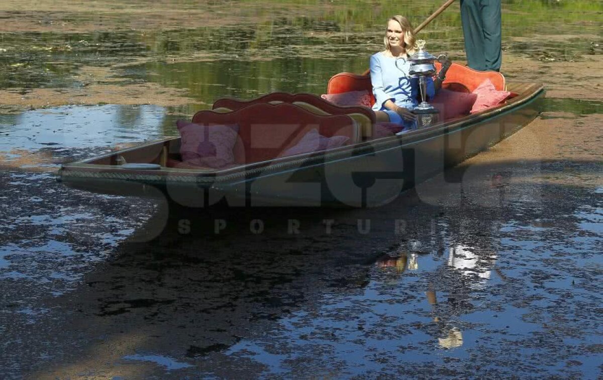 GALERIE FOTO Aici putea fi Simona Halep :( Ședință foto de excepție cu Caroline Wozniacki și trofeul de la Australian Open