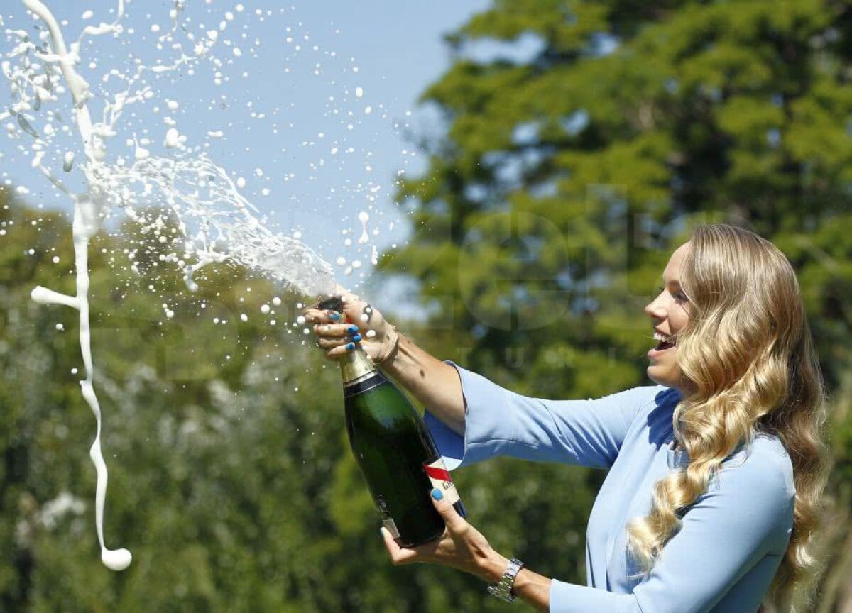 GALERIE FOTO Aici putea fi Simona Halep :( Ședință foto de excepție cu Caroline Wozniacki și trofeul de la Australian Open