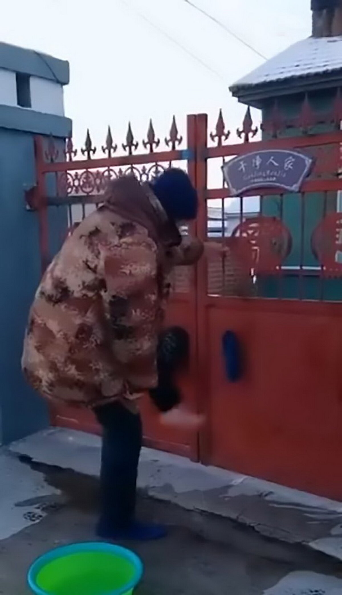FOTO & VIDEO Un bărbat a folosit o metodă genială pentru a demonstra cât este de frig