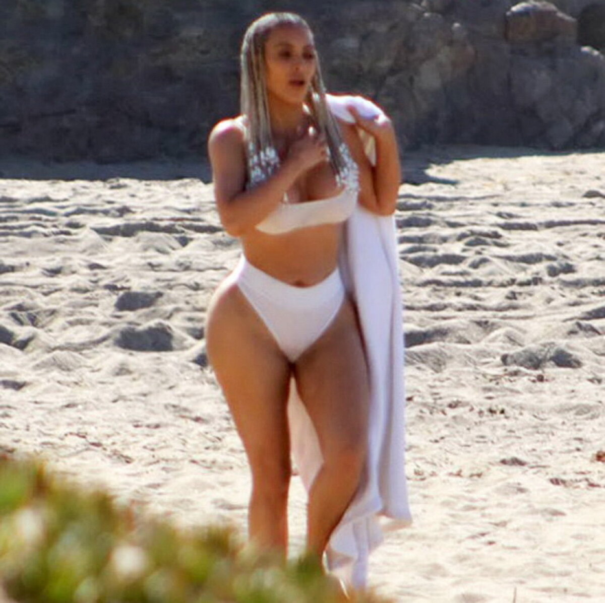 FOTO Kim Kardashian a revenit în forță. Posteriorul ei a făcut senzație la plajă!