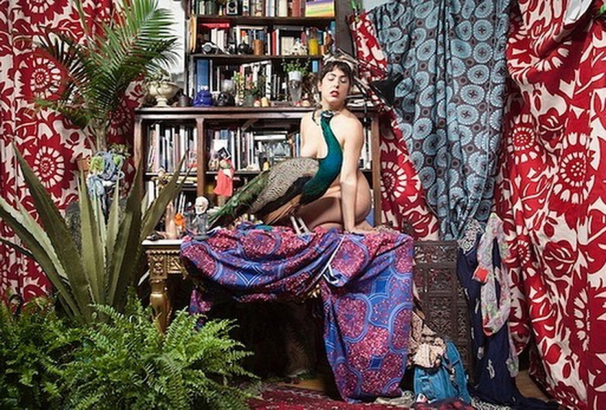 FOTO Imagini amuzante din aeroportul Newark Liberty. Uite de cine a venit însoţită o femeie!