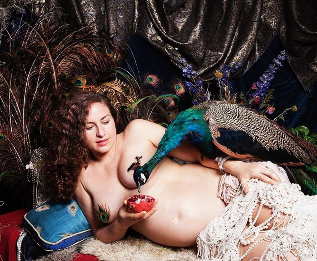 FOTO Imagini amuzante din aeroportul Newark Liberty. Uite de cine a venit însoţită o femeie!