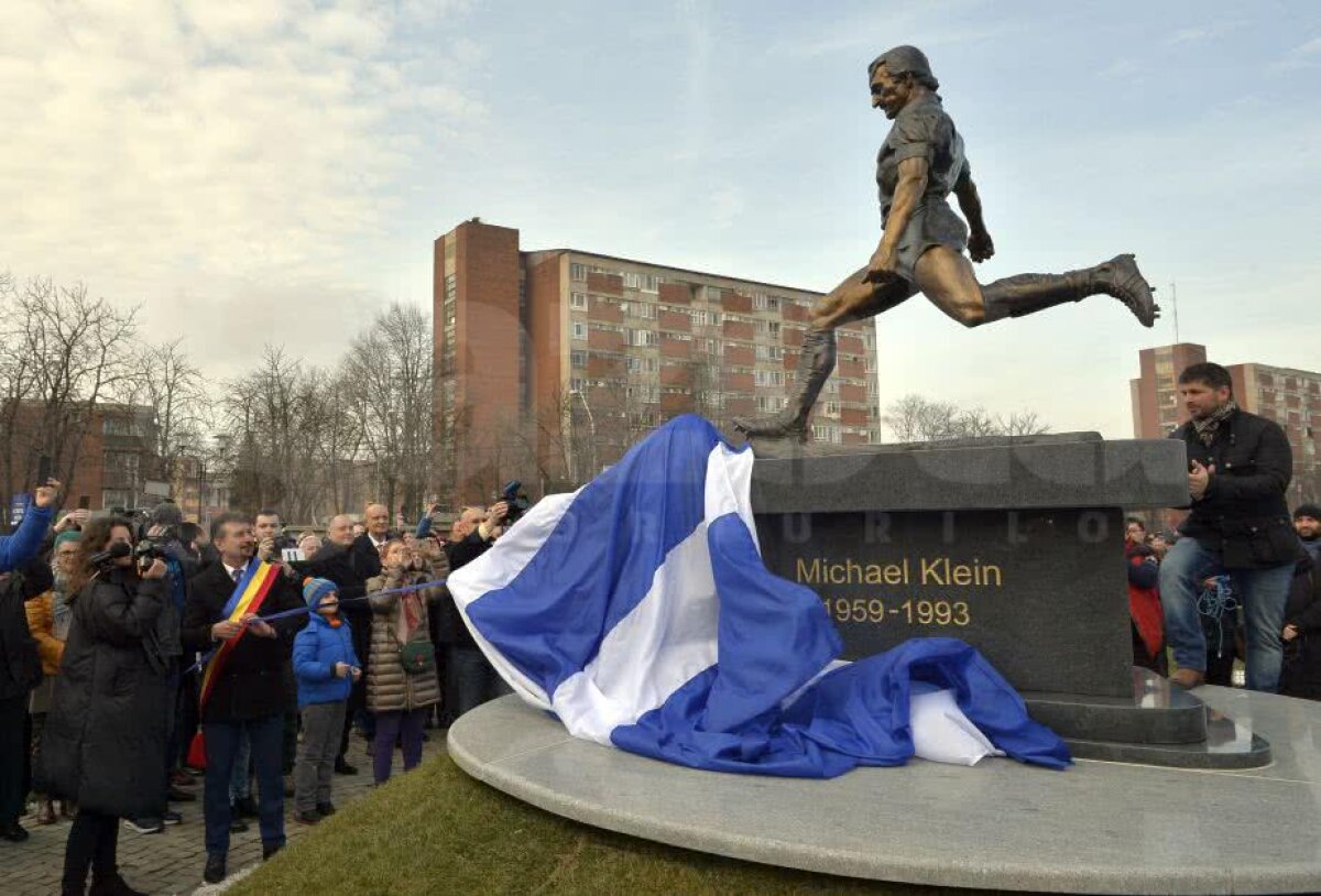 VIDEO+FOTO Momente emoționante la Hunedoara, la dezvelirea statuii lui Michael Klein: "Andone e printre puținii oameni care l-au iubit și-l iubesc pe tata cu toată ființa"