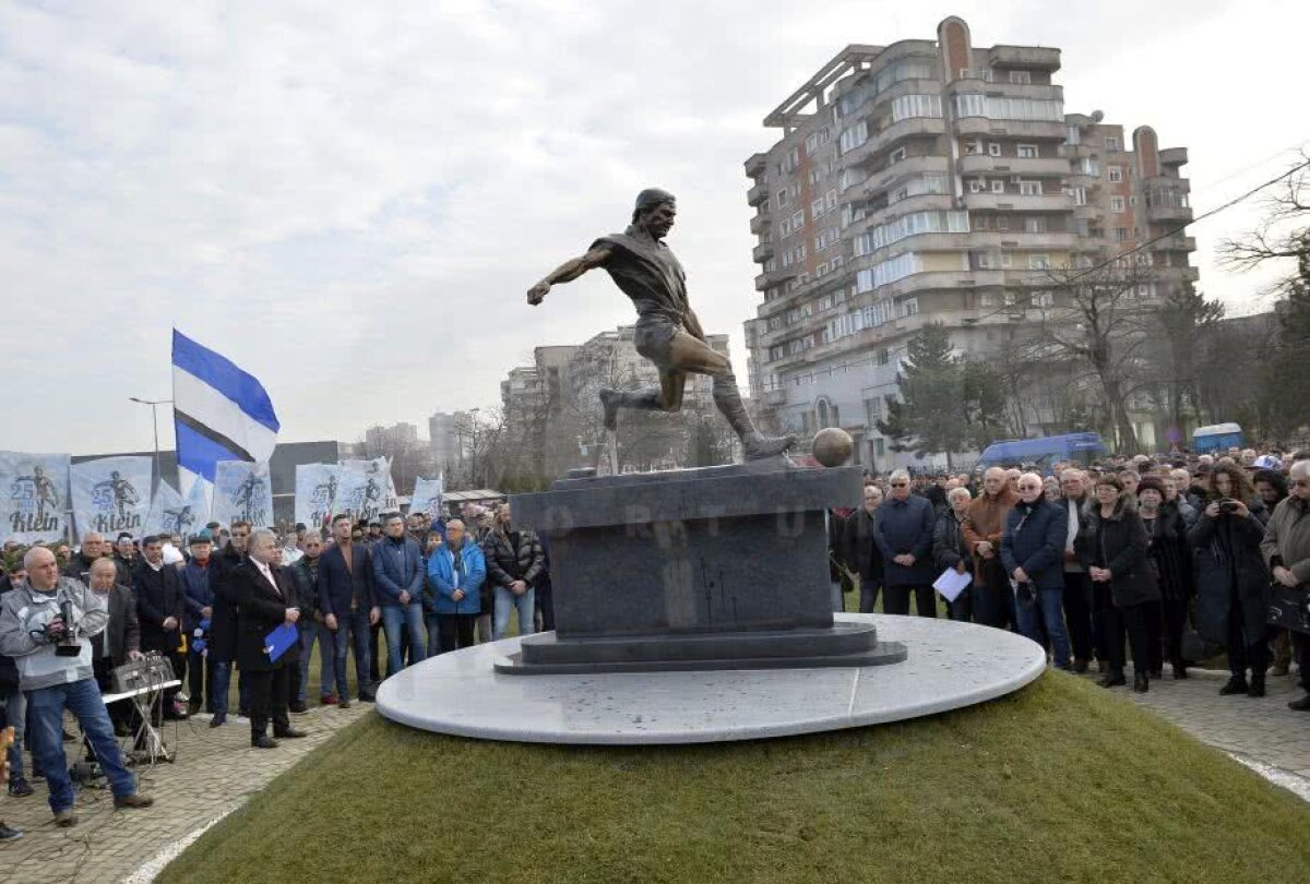 VIDEO+FOTO Momente emoționante la Hunedoara, la dezvelirea statuii lui Michael Klein: "Andone e printre puținii oameni care l-au iubit și-l iubesc pe tata cu toată ființa"