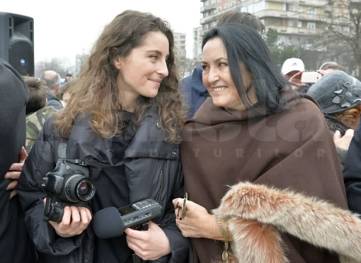 VIDEO+FOTO Momente emoționante la Hunedoara, la dezvelirea statuii lui Michael Klein: "Andone e printre puținii oameni care l-au iubit și-l iubesc pe tata cu toată ființa"