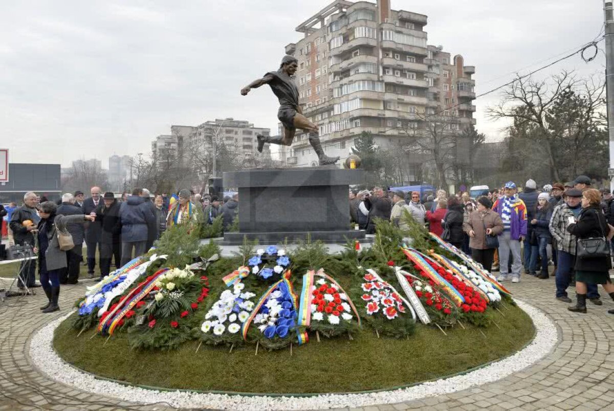 VIDEO+FOTO Momente emoționante la Hunedoara, la dezvelirea statuii lui Michael Klein: "Andone e printre puținii oameni care l-au iubit și-l iubesc pe tata cu toată ființa"