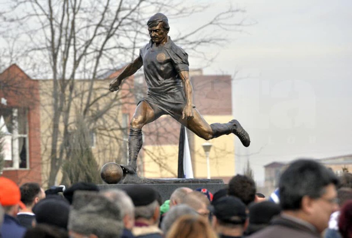 VIDEO+FOTO Momente emoționante la Hunedoara, la dezvelirea statuii lui Michael Klein: "Andone e printre puținii oameni care l-au iubit și-l iubesc pe tata cu toată ființa"