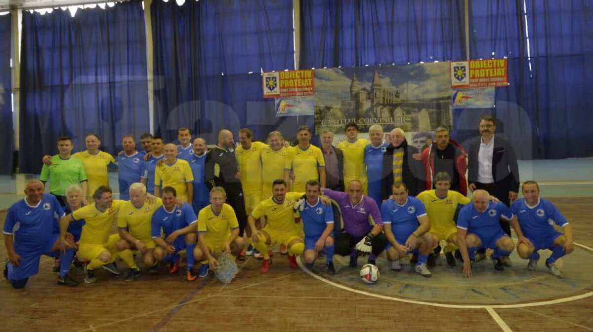 VIDEO+FOTO Momente emoționante la Hunedoara, la dezvelirea statuii lui Michael Klein: "Andone e printre puținii oameni care l-au iubit și-l iubesc pe tata cu toată ființa"