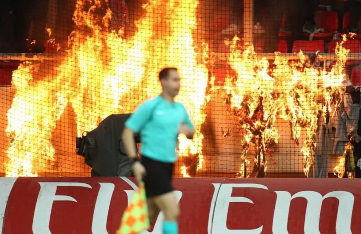 VIDEO și FOTO » Incidente violente pe ”Karaiskakis”: ultrașii lui Oly au invadat terenul și s-au bătut cu poliția