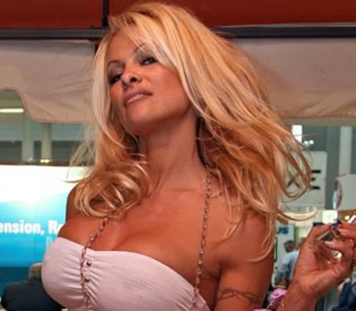 FOTO Pamela Anderson, avertisment pentru iubitul fotbalist mult mai tânăr: "Adil, într-o zi mă voi prăbuși"