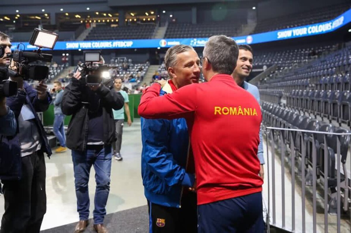 GALERIE FOTO WOW! Dan Petrescu a intrat pe terenul de tenis, dar Sorana Cîrstea a atras toate privirile ;)